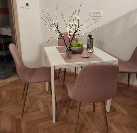 پانسیون Aparthotel Cross Street 4