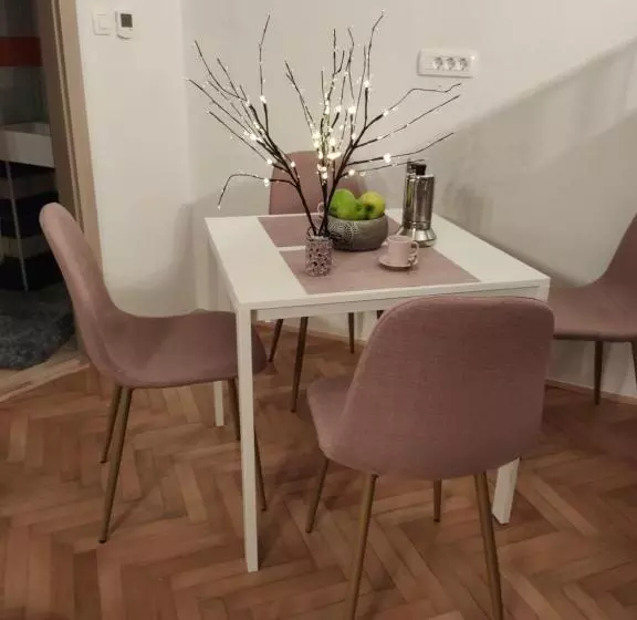 پانسیون Aparthotel Cross Street 4