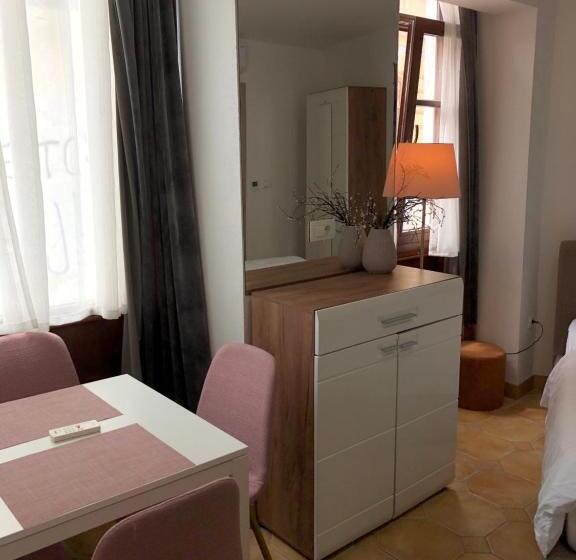 پانسیون Aparthotel Cross Street 4