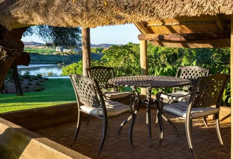 ペンション Tzamenkomst River Lodge