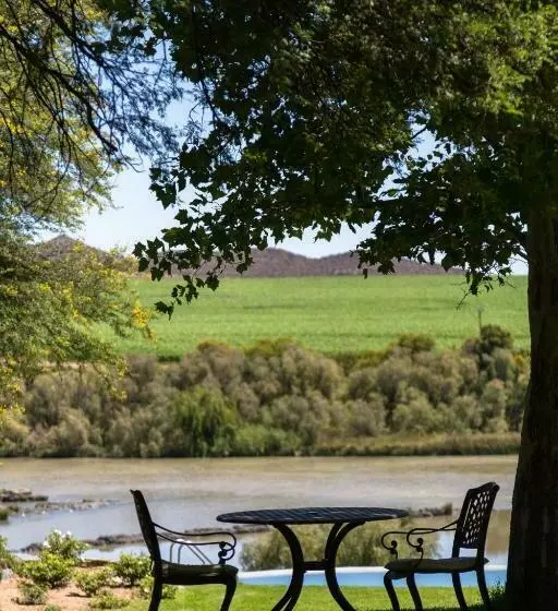 ペンション Tzamenkomst River Lodge