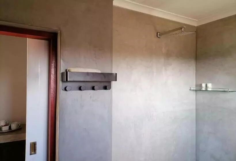 ペンション Tzamenkomst River Lodge