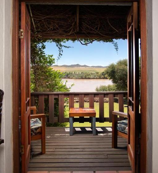 פנסיון Tzamenkomst River Lodge