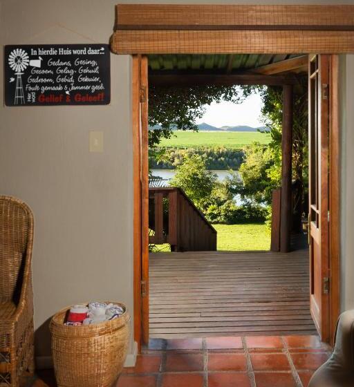 פנסיון Tzamenkomst River Lodge