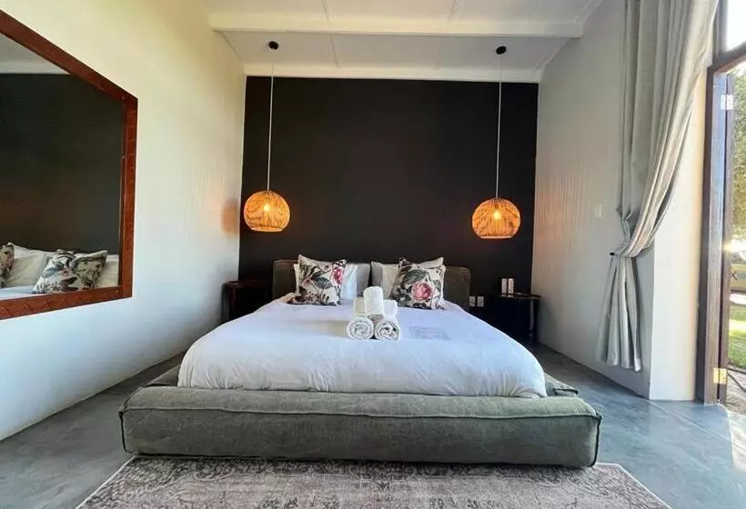 ペンション Tzamenkomst River Lodge