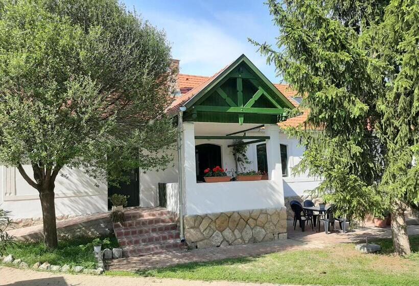 住宿加早餐 Natúra Panzió&apartmanház