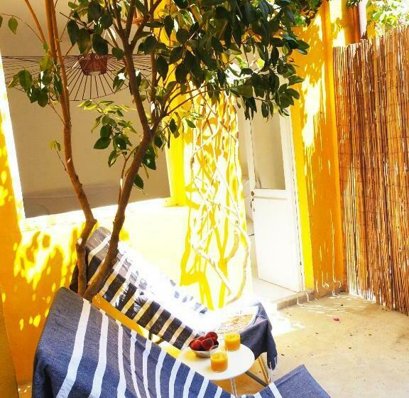 تختخواب و صبحانه La Maison Jaune