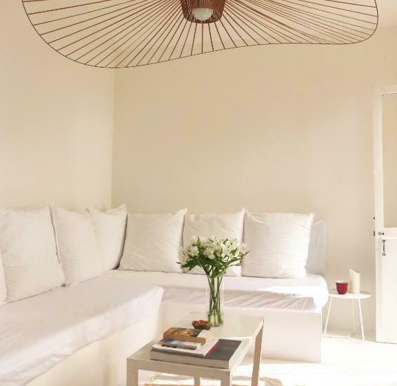 تختخواب و صبحانه La Maison Jaune