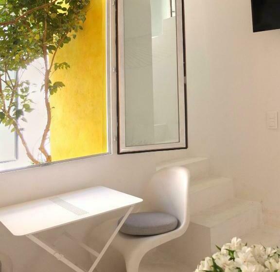 تختخواب و صبحانه La Maison Jaune