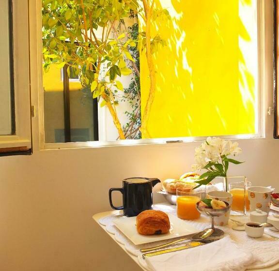 تختخواب و صبحانه La Maison Jaune