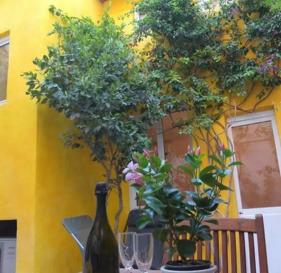 Aamiaismajoitus (B&B) La Maison Jaune