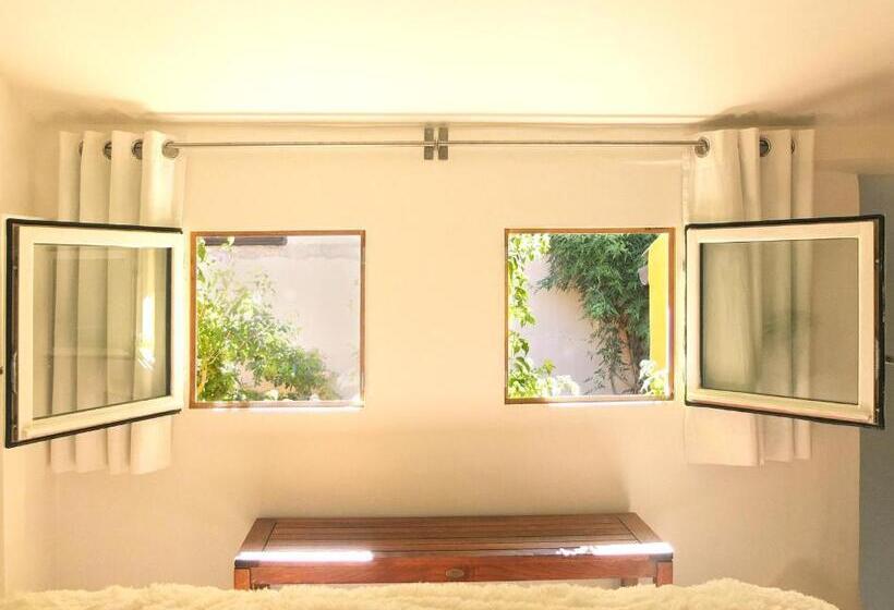 تختخواب و صبحانه La Maison Jaune