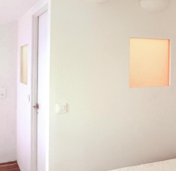 تختخواب و صبحانه La Maison Jaune