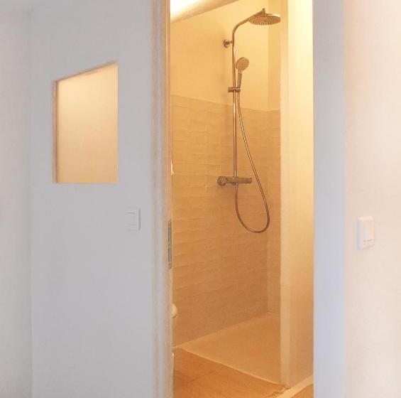 تختخواب و صبحانه La Maison Jaune