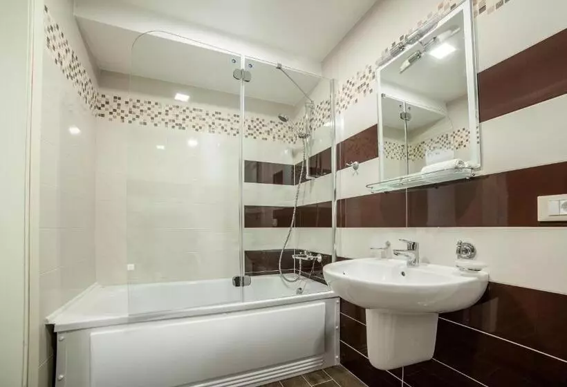 Corona Hotel & Apartments