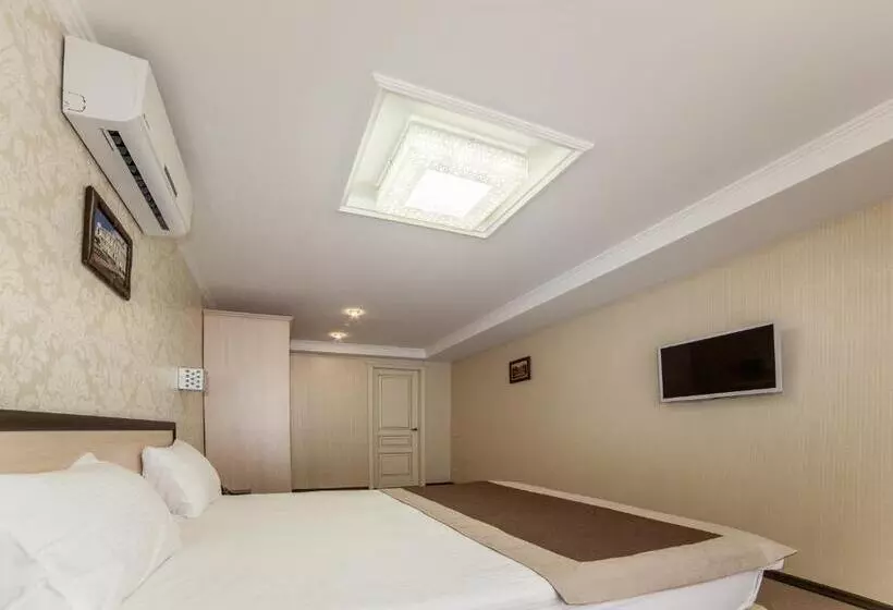 Corona Hotel & Apartments