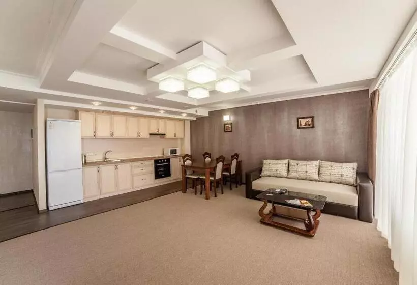 Corona Hotel & Apartments