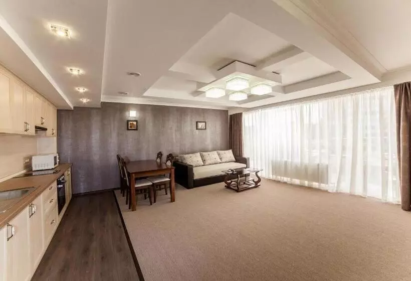 Corona Hotel & Apartments