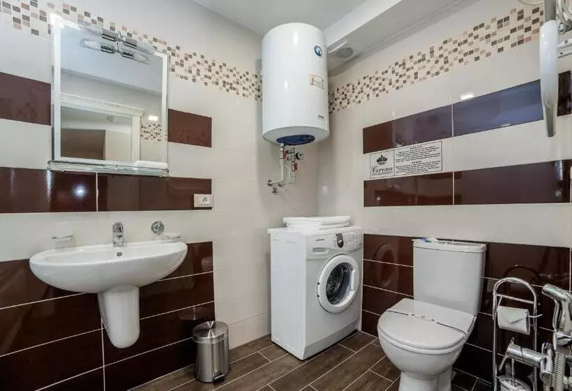 Corona Hotel & Apartments