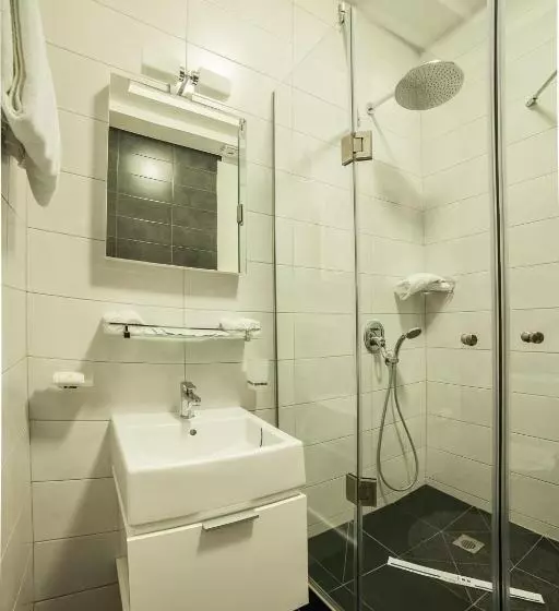 Corona Hotel & Apartments