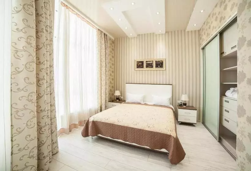 Corona Hotel & Apartments