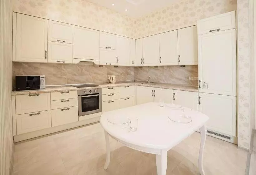 Corona Hotel & Apartments