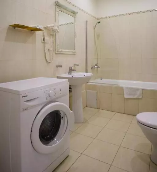 Corona Hotel & Apartments