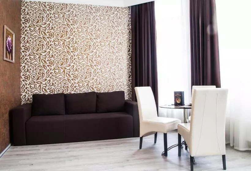 Corona Hotel & Apartments