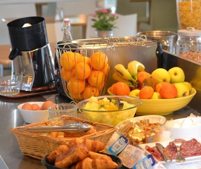 هتل The Originals City, Hôtel Marseille Aéroport