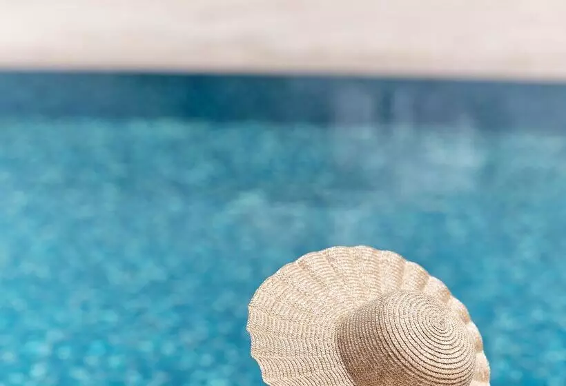 منتجع The Royal Blue