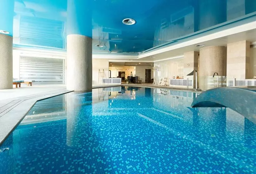 منتجع The Royal Blue