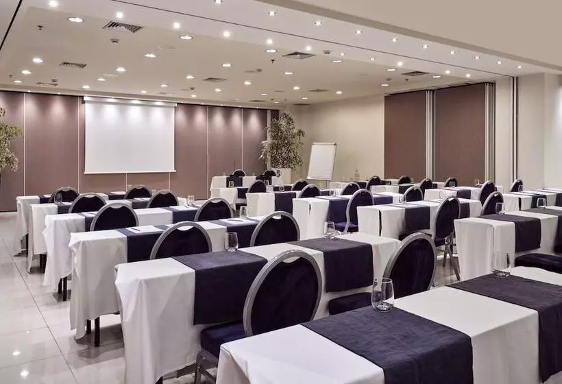 منتجع The Royal Blue