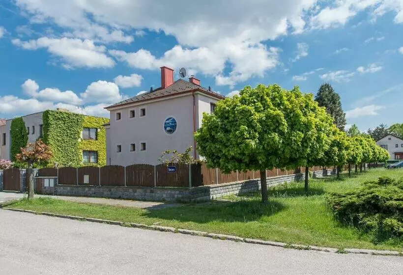 Majatalo Penzion Leknín