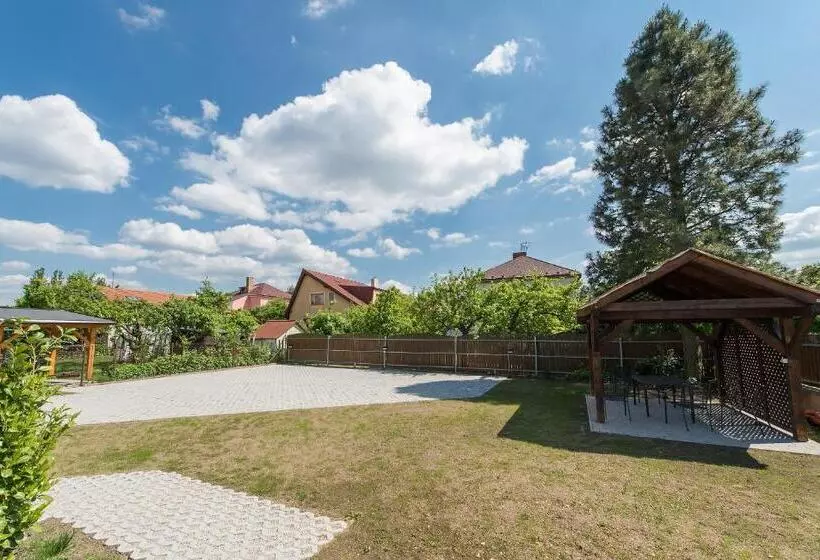 Majatalo Penzion Leknín