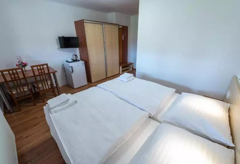 Majatalo Penzion Leknín