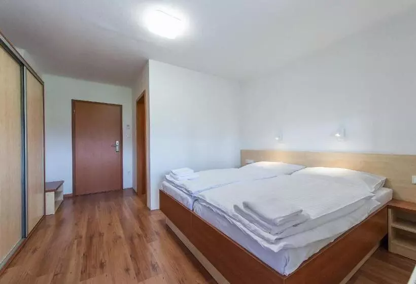 Majatalo Penzion Leknín