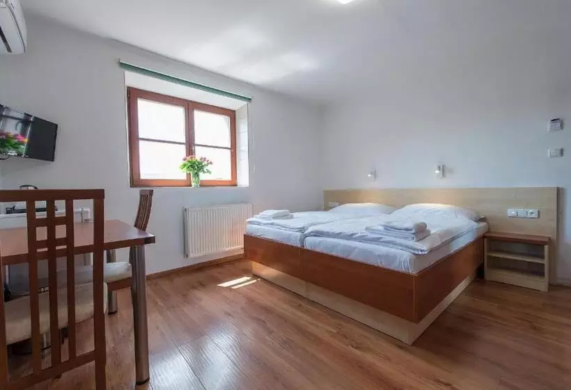 Majatalo Penzion Leknín