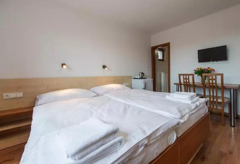 Majatalo Penzion Leknín