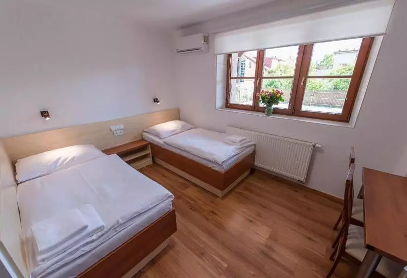 Majatalo Penzion Leknín