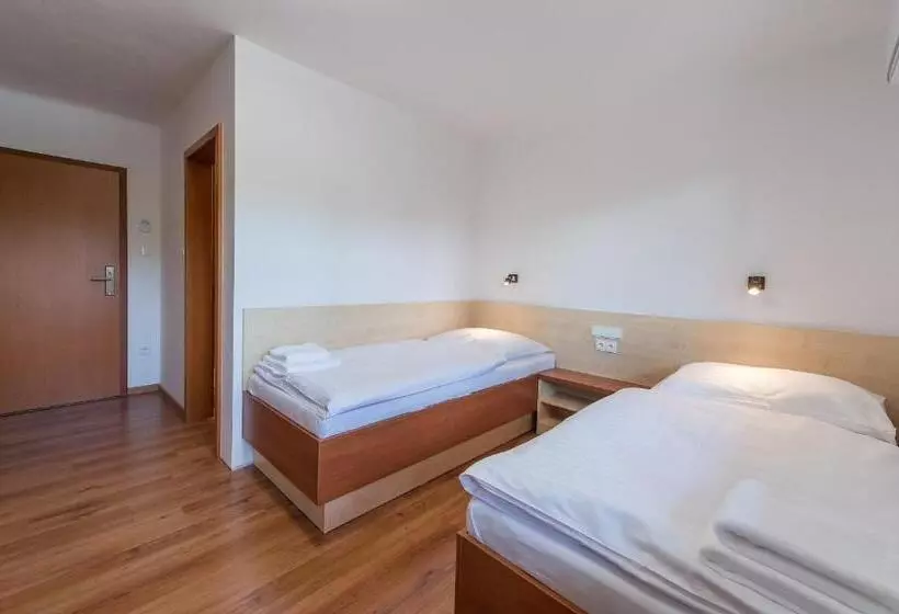 Majatalo Penzion Leknín