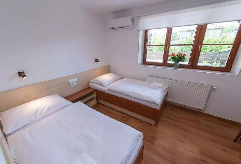 Majatalo Penzion Leknín