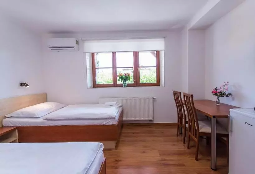 Majatalo Penzion Leknín