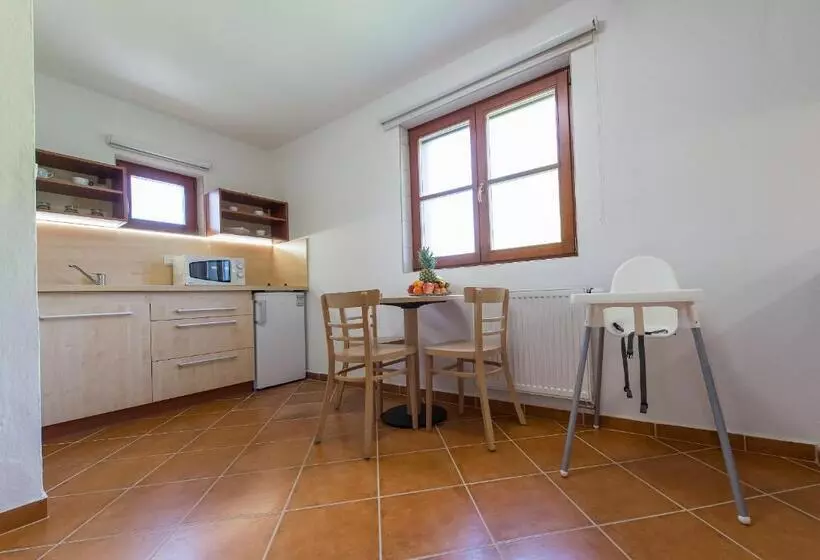 Majatalo Penzion Leknín