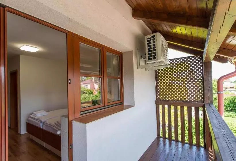 Majatalo Penzion Leknín