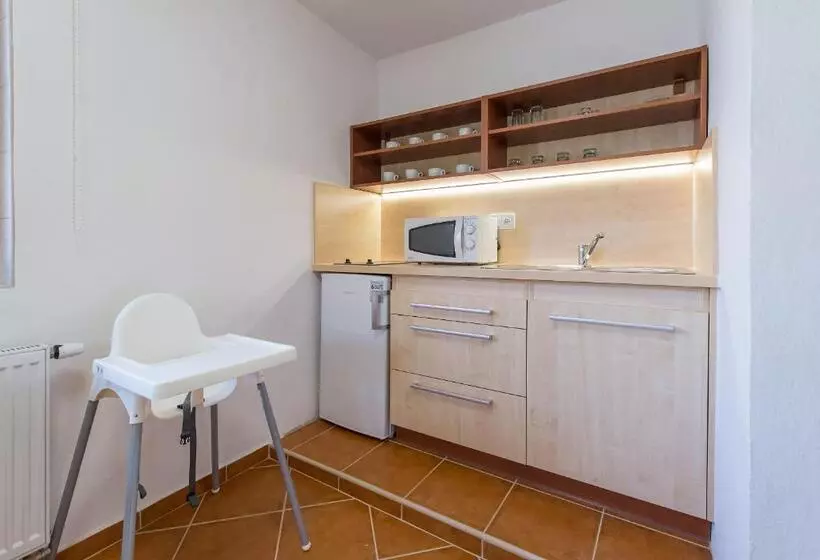 Majatalo Penzion Leknín