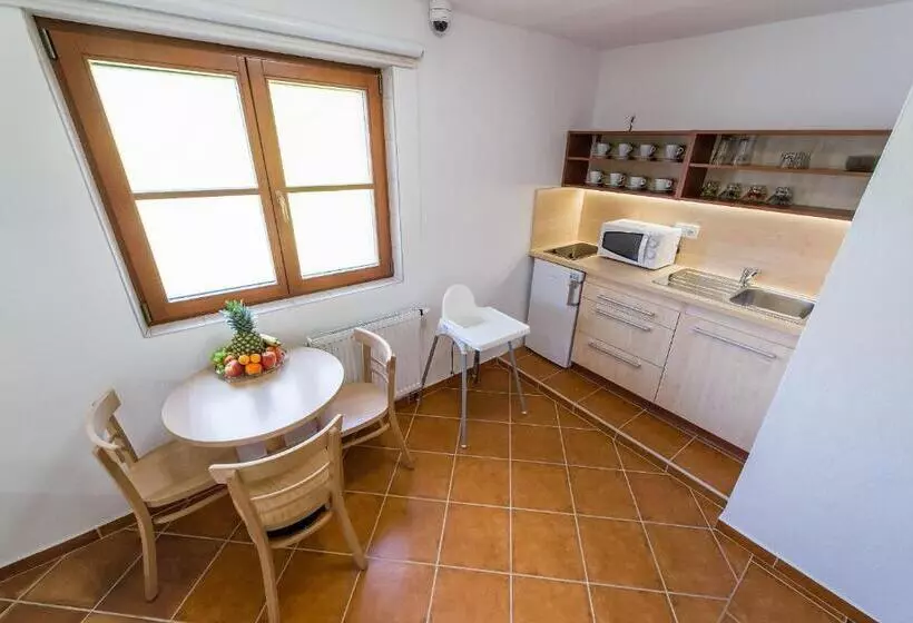 Majatalo Penzion Leknín