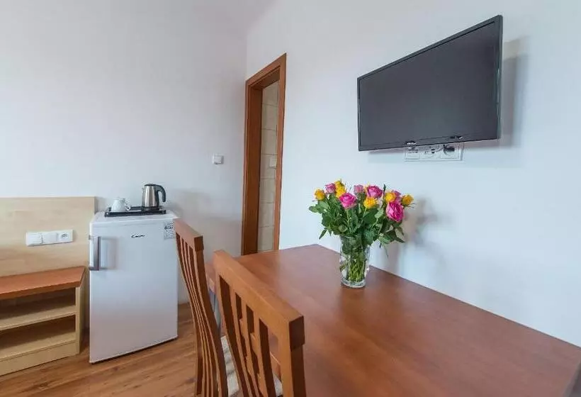 Majatalo Penzion Leknín