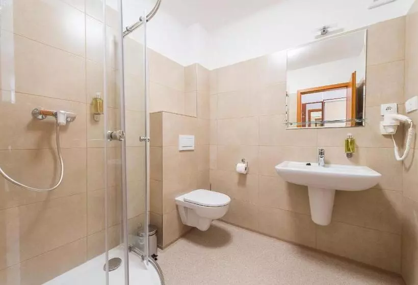 Majatalo Penzion Leknín