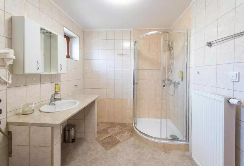 Majatalo Penzion Leknín