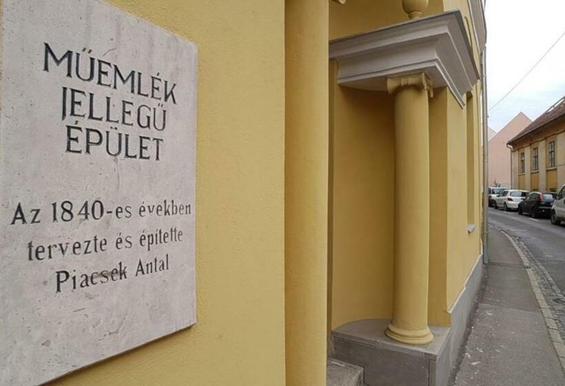 Piacsek Apartmanház